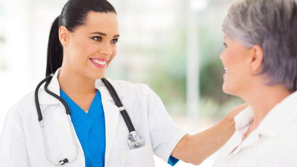 Doctora viendo a su paciente